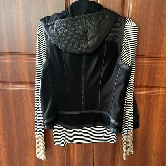 White House Black Market Hooded quilters vest with striped shirt.  Size S - Picture 2 of 2